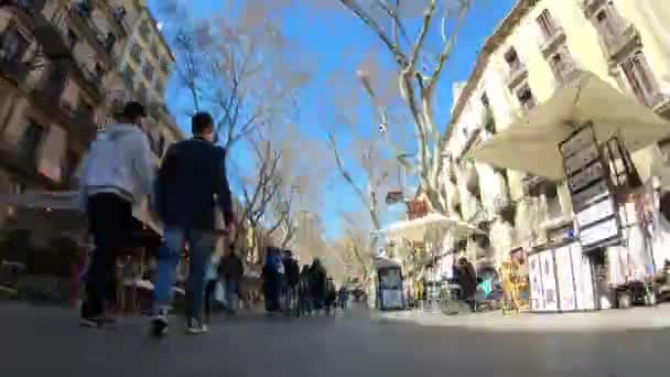 西班牙巴塞罗那 2019年3月30日 巴塞罗那街与景点的低视角景观 — 图库视频影像