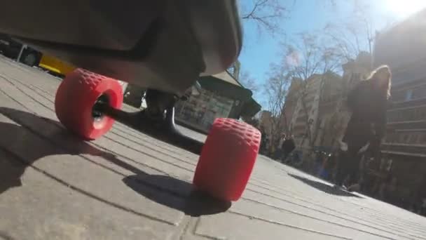 Barcelona Spanien Mars 2019 Skate Låg Vinkel Utsikt Över Stadsdelen — Stockvideo