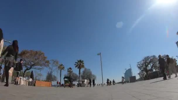 西班牙巴塞罗那 2019年3月30日 巴塞罗那街的低角度景观 — 图库视频影像
