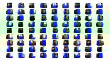 Beyaz arka planda dönen retro televizyonun hareketini durdurun