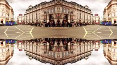 Aynalı etkisi ile Londra'da Piccadilly meydanında trafik ve yayaların kalabalıktimelapse görüntüleri, İngiltere