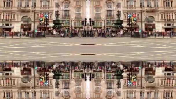 Кадры Движения Толпы Пешеходов Площади Пиккадилли Лондоне Англия Зеркальным Эффектом — стоковое видео