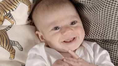 kanepede küçük kız bebek