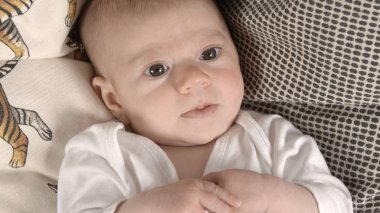 kanepede küçük kız bebek