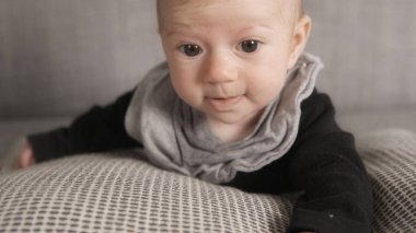 kanepede küçük kız bebek