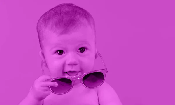 Прелестная Маленькая Девочка Держит Солнцезащитные Очки Ровном Фоне Тонированные Розовым — стоковое фото