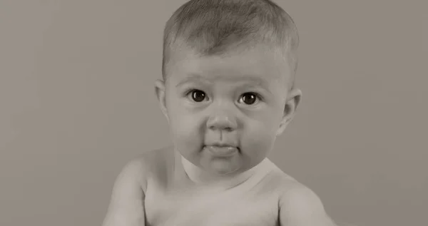 Adorável Pequena Menina Com Rosto Expressivo Contra Fundo Liso — Fotografia de Stock