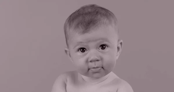 Αξιολάτρευτο Μικρό Κοριτσάκι Εκφραστικό Πρόσωπο Απλό Φόντο — Φωτογραφία Αρχείου