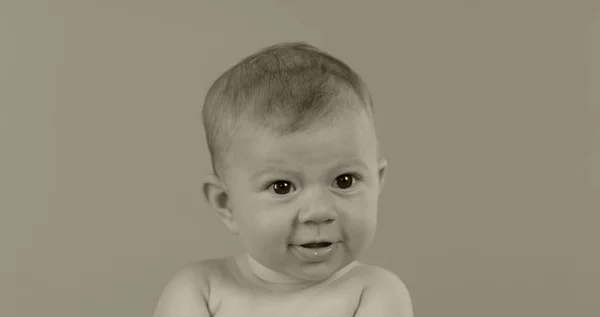 Adorable Niña Pequeña Con Cara Expresiva Sobre Fondo Liso — Foto de Stock