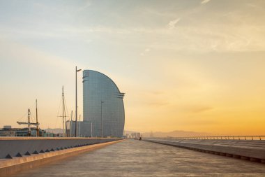 Güneş doğarken Barselona 'da bir otel.