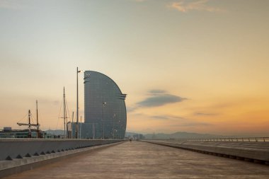 Güneş doğarken Barselona 'da bir otel.