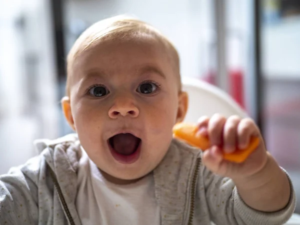 Adorable Baby Girl Ekspresyjnym Jedzenie Twarzy Wysokim Krześle — Zdjęcie stockowe