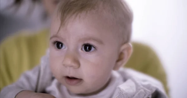 Portret Van Schattig Klein Meisje Met Expressief Gezicht — Stockfoto