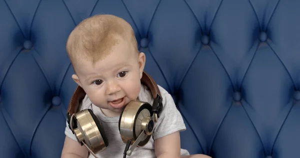 Adorable Niña Con Grandes Auriculares Vintage Sofá Cuero Azul — Foto de Stock