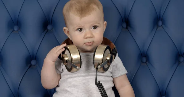 Adorable Niña Con Grandes Auriculares Vintage Sofá Cuero Azul — Foto de Stock