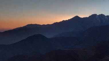 Atlas Dağları 'nda güneşin doğuşunun ve batışının çevrilebilir videosu
