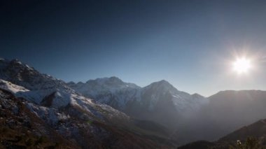 Atlas Dağları 'nda güneşin doğuşunun ve batışının çevrilebilir videosu