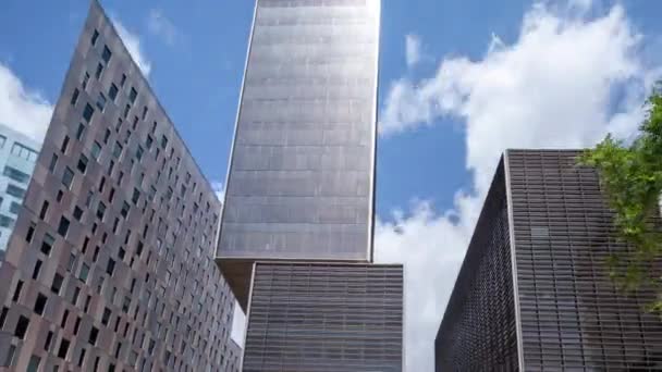 Loopable vídeo of skyscrapers moving back and forth, Barcelona, Espanha — Vídeo de Stock