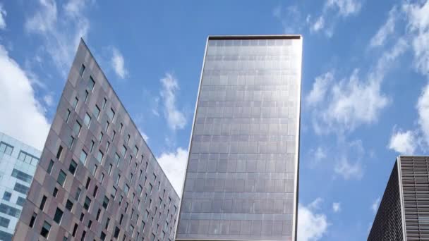 西班牙巴塞罗那，天空中乌云密布的摩天大楼录像 — 图库视频影像