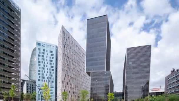 Video in loop di grattacieli che si muovono avanti e indietro, Barcellona, Spagna — Video Stock