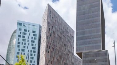 Gökdelenlerin videosu gökyüzünde, Barselona, İspanya