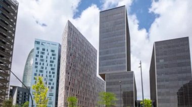 Gökdelenlerin videosu gökyüzünde, Barselona, İspanya