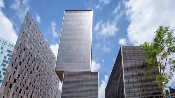 Vídeo de rascacielos con nubes en el cielo, Barcelona, España — Vídeos de Stock