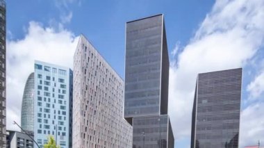 Gökdelenlerin videosu gökyüzünde, Barselona, İspanya