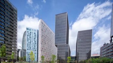 Gökdelenlerin videosu gökyüzünde, Barselona, İspanya