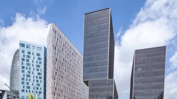 Video de rascacielos con nubes en el cielo, Barcelona, España — Vídeos de Stock