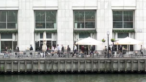 Time lapse-bilder av människor som pendlar förbi byggnaden, Docklands, London — Stockvideo