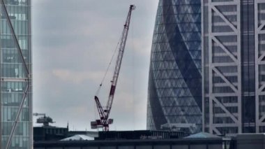 İnşaat vinci, Londra, İngiltere, İngiltere 'nin hızlandırılmış görüntüleri.