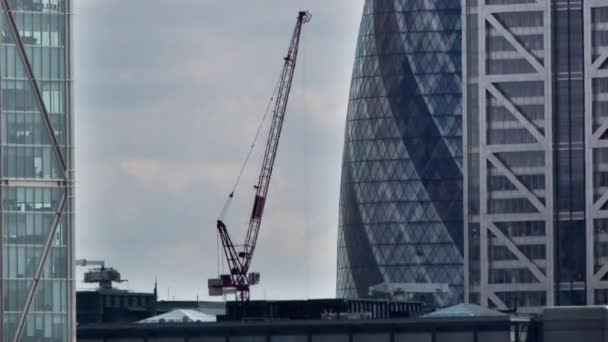 Időeltolódás az építőipari daruról, London, Anglia, Egyesült Királyság — Stock videók