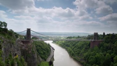 Timelapse Clifton köprüsü ve bulutlar gökyüzünde, Bristol, İngiltere