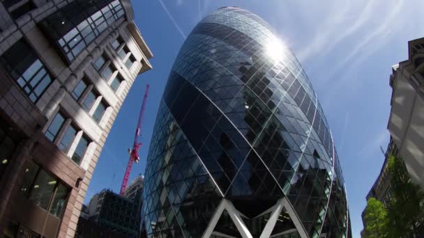 Fisheye time lapse πλάνα από το κτίριο Gherkin, Λονδίνο, Αγγλία, Ηνωμένο Βασίλειο — Αρχείο Βίντεο