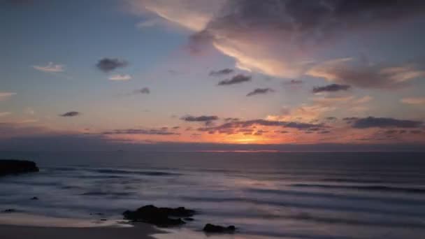 Schlupfbares Video von Gezeiten und Wolken bei Sonnenuntergang gefilmt im Mittelmeer — Stockvideo