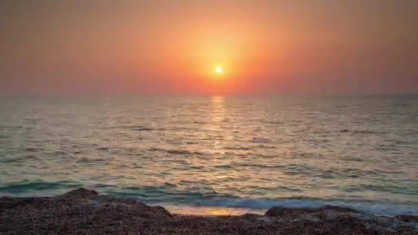 Loopbare video van zonsondergang boven de zee gefilmd in de Middellandse Zee — Stockvideo