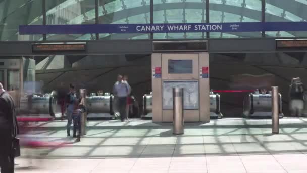 Images temporelles de navetteurs à la station de métro Docklands, Londres — Video