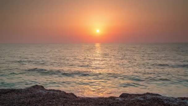 在地中海拍摄的可观看的日落在海面上的录像 — 图库视频影像