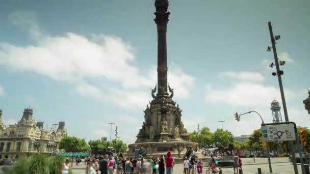 在西班牙巴塞罗那的哥伦比亚巴士雕像上放上人们的时间差视频 — 图库视频影像