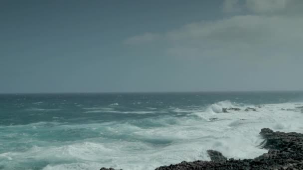 İspanya, Fuerteventura, Corralejo 'da kıyıya vuran dalgaların videosu. — Stok video