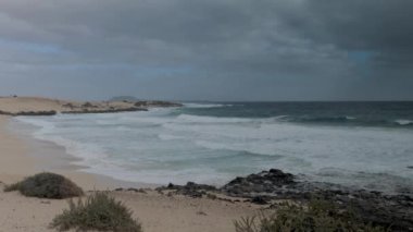 İspanya, Fuerteventura, Corralejo 'da sahile vuran dalgaların videosu.