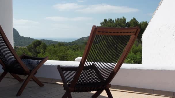 Vidéo bouclable de chaises longues vides sur terrasse ensoleillée — Video