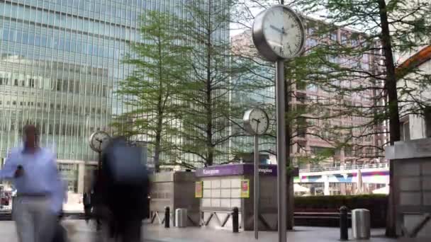 Time lapse footage of clock faces and people commuting, Docklands, Londres — Vídeo de Stock