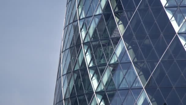 Inclinez des images du bâtiment Gherkin, Londres, Angleterre, Royaume-Uni — Video