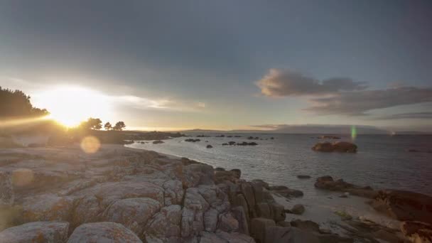 Aufklappbares Video vom Sonnenuntergang über dem Strand, Galicien, Spanien — Stockvideo