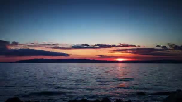 Pętla wideo z chmurami poruszającymi się po niebie o zachodzie słońca nad Morzem Śródziemnym — Wideo stockowe