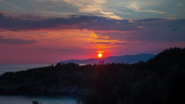 Vidéo bouclable de nuages se déplaçant dans le ciel au coucher du soleil sur la montagne — Video