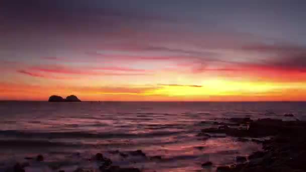 Akdeniz üzerinde gün batımında gökyüzünde hareket eden bulutların çevrilebilir videosu — Stok video