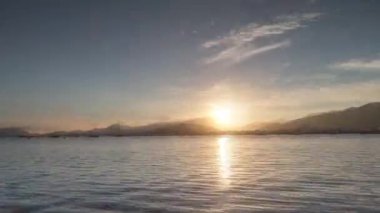 Güneş ve bulutların Akdeniz 'de gökyüzünde hareket edişinin çevrilebilir videosu